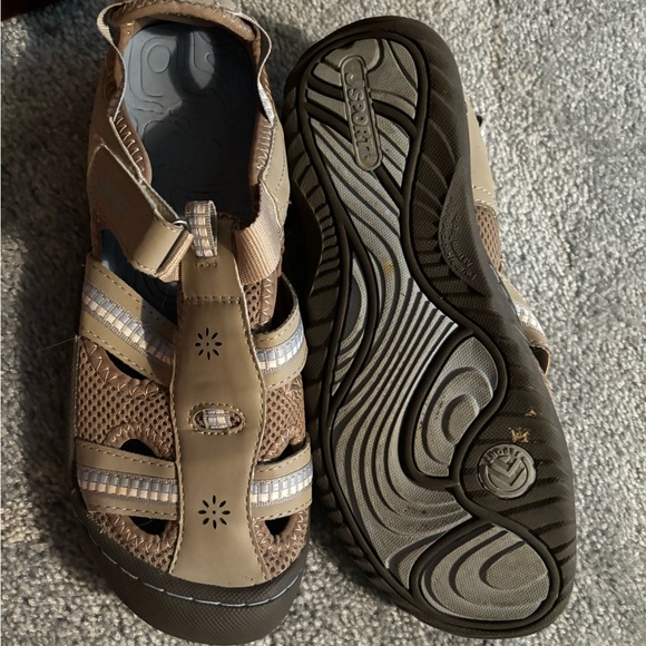 Sport shoe by JAMBU. Size 9 - Picture 2 of 2